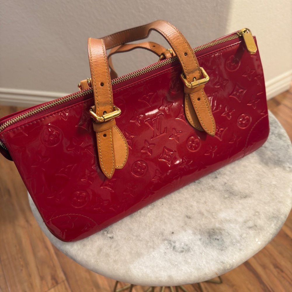 LOUIS VUITTON  Vernis Rosewood Ave Pomme D'Amour Bag